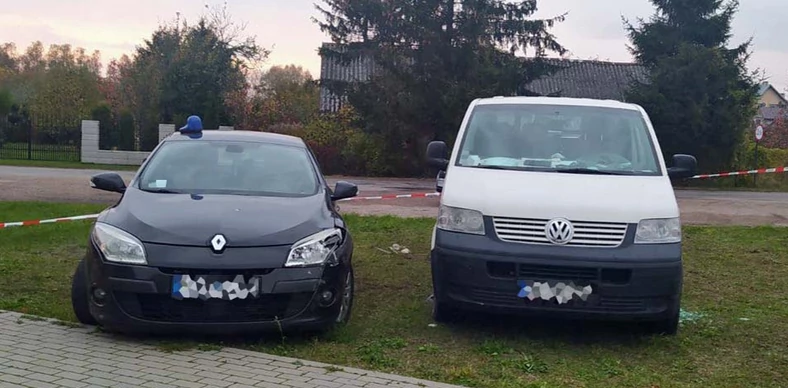 Uszkodzony radiowóz i Volkswagen uciekiniera