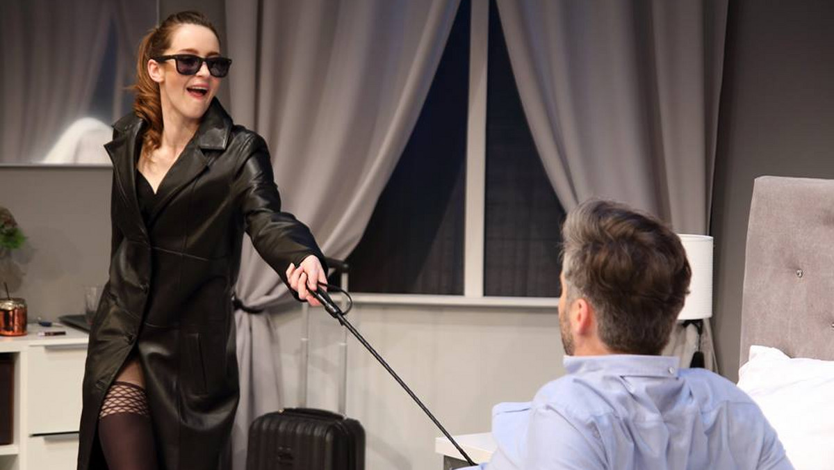Komedia "Seks dla opornych" Michele Riml to ostatnia w tym sezonie premiera w Teatrze Powszechnym im. Jana Kochanowskiego w Radomiu. Spektakl w zabawny sposób opowiada o kryzysie w związku i - podejmowanych przez małżonków - próbach jego ratowania.
