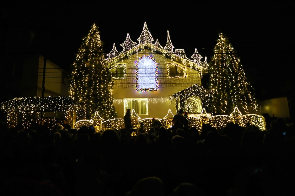 Praznično dekorisanje prešlo je na novi nivo kada je Vukov dom 2005. proglašen za najbolje ukrašen na opštini Voždovac.