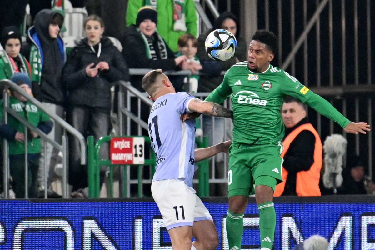 Zawodnik Radomiaka Radom Vagner (P) i Kamil Grosicki (L) z Pogoni Szczecin podczas meczu 21. kolejki piłkarskiej Ekstraklasy