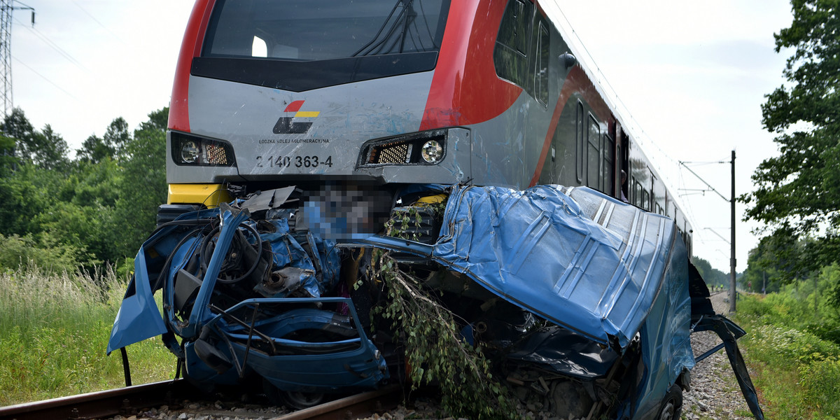 Pociąg w Łodzi rozjechał auto. Dwie osoby nie żyją
