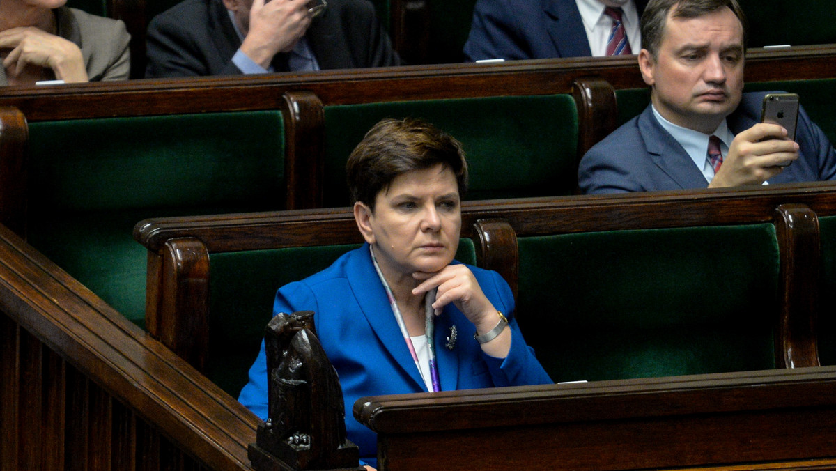 Sejm uchwalił dziś ustawę o wsparciu kobiet w ciąży i rodzin "Za życiem". Przewiduje ona m.in., że z tytułu urodzenia ciężko chorego dziecka przysługiwać będzie jednorazowe świadczenie w wysokości 4 tys. zł, a dostępną pomoc koordynować ma asystent rodziny. - PiS chce przekupić wyborców haniebną jałmużną. Wstyd! - skomentowała projekt posłanka Nowoczesnej Joanna Augustynowska.