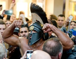 Shannon Briggs w stroju gladiatora prowokuje do walki Wladimira Kliczkę. ZDJĘCIA