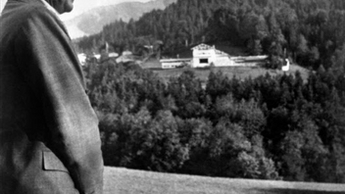 Znany włoski artysta-prowokator Maurizio Cattelan znów wywołał kontrowersje. Tym razem powodem jest plakat reklamujący jego wystawę w Mediolanie, który przedstawia słynną rzeźbę Cattelana: postać klęczącego Hitlera z rękoma złożonymi do modlitwy.