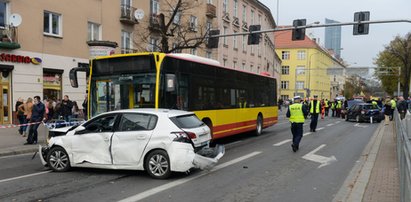 Autobus miażdżył osobówki we Wrocławiu! Rozbił 9 aut