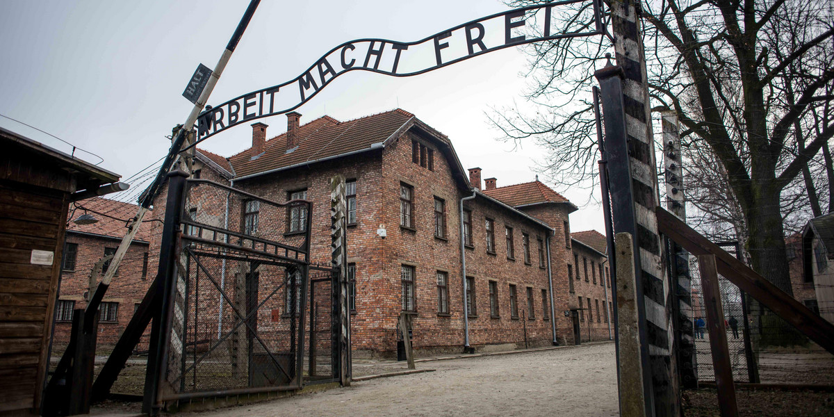 Turyści robią to w Auschwitz. Władze muzeum mówią dość