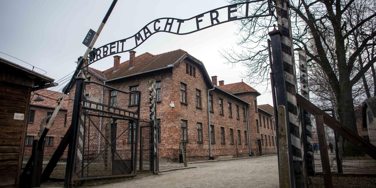 Turyści robią to w Auschwitz. Władze muzeum mówią dość