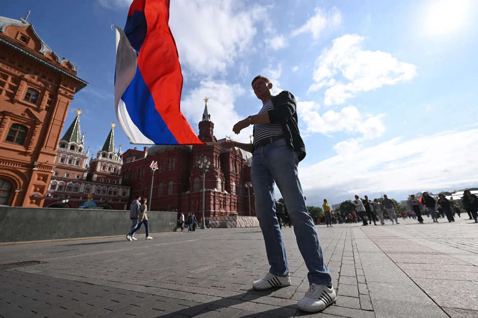 Čovek maše ruskom zastavom u Moskvi gde su u toku evakuacije