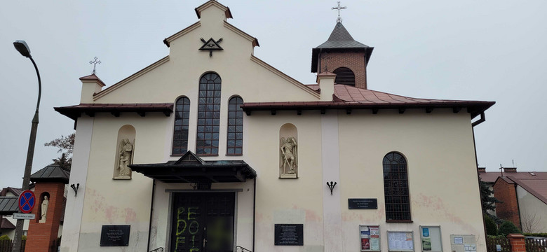 Zdewastowane drzwi kościoła w Warszawie