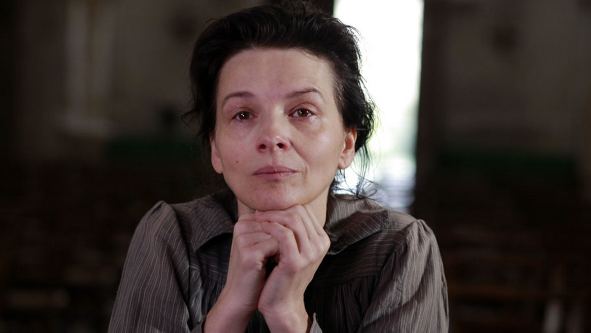 Bruno Dumont, wielki filmowy formalista i jeden z najodważniejszych współczesnych twórców francuskiego kina, ściera się w "Camille Claudel, 1915" z łamiącą serce, przejmująco smutną historią artystki wypchniętej poza nawias społeczeństwa, pozbawionej prawa do życia i tworzenia przez tych, którym ufała najbardziej.