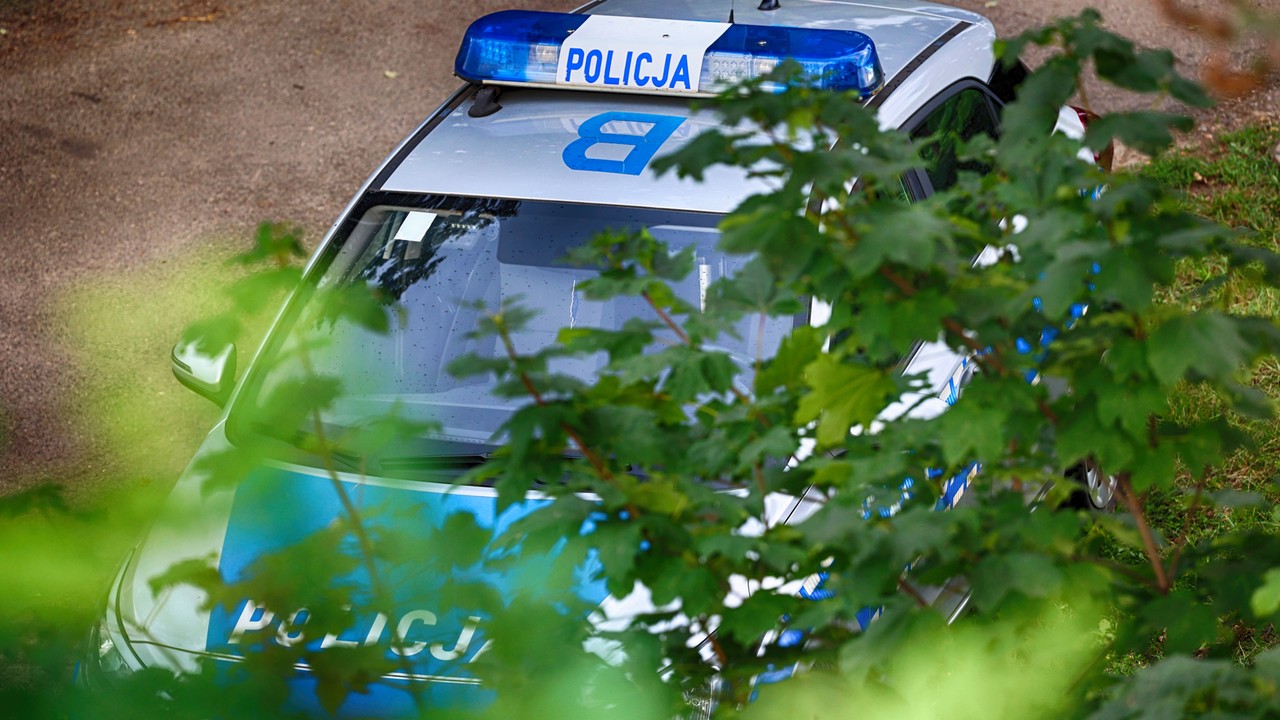 Mężczyzna nagle podszedł do nastolatek. Doszło do szarpaniny