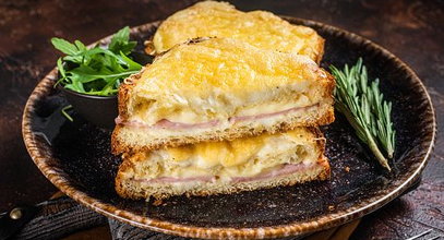 Croque monsieur — zapiekana kanapka z serem i szynką