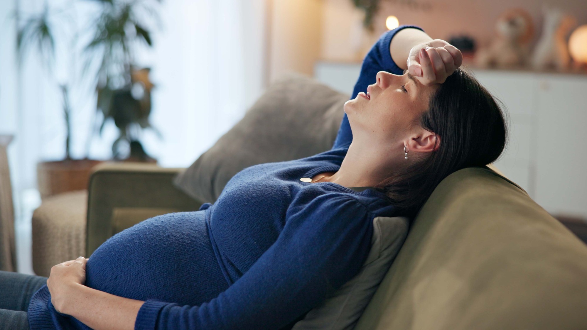 Aké najčastejšie ťažkosti hlásia tehotné ženy počas I. trimestra? Patria sem bolesti hlavy, závraty, nevoľnosti aj spomalené trávenie