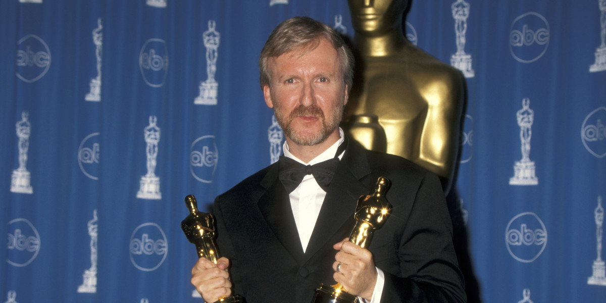 James Cameron podczas rozdania Oscarów w 1998 r.