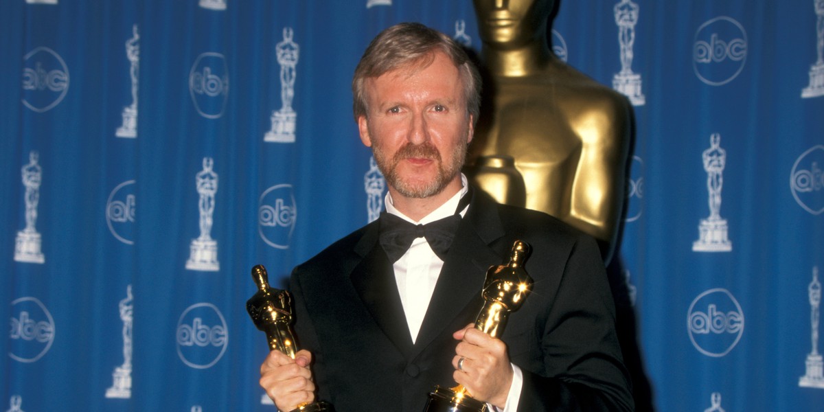 James Cameron podczas rozdania Oscarów w 1998 r.