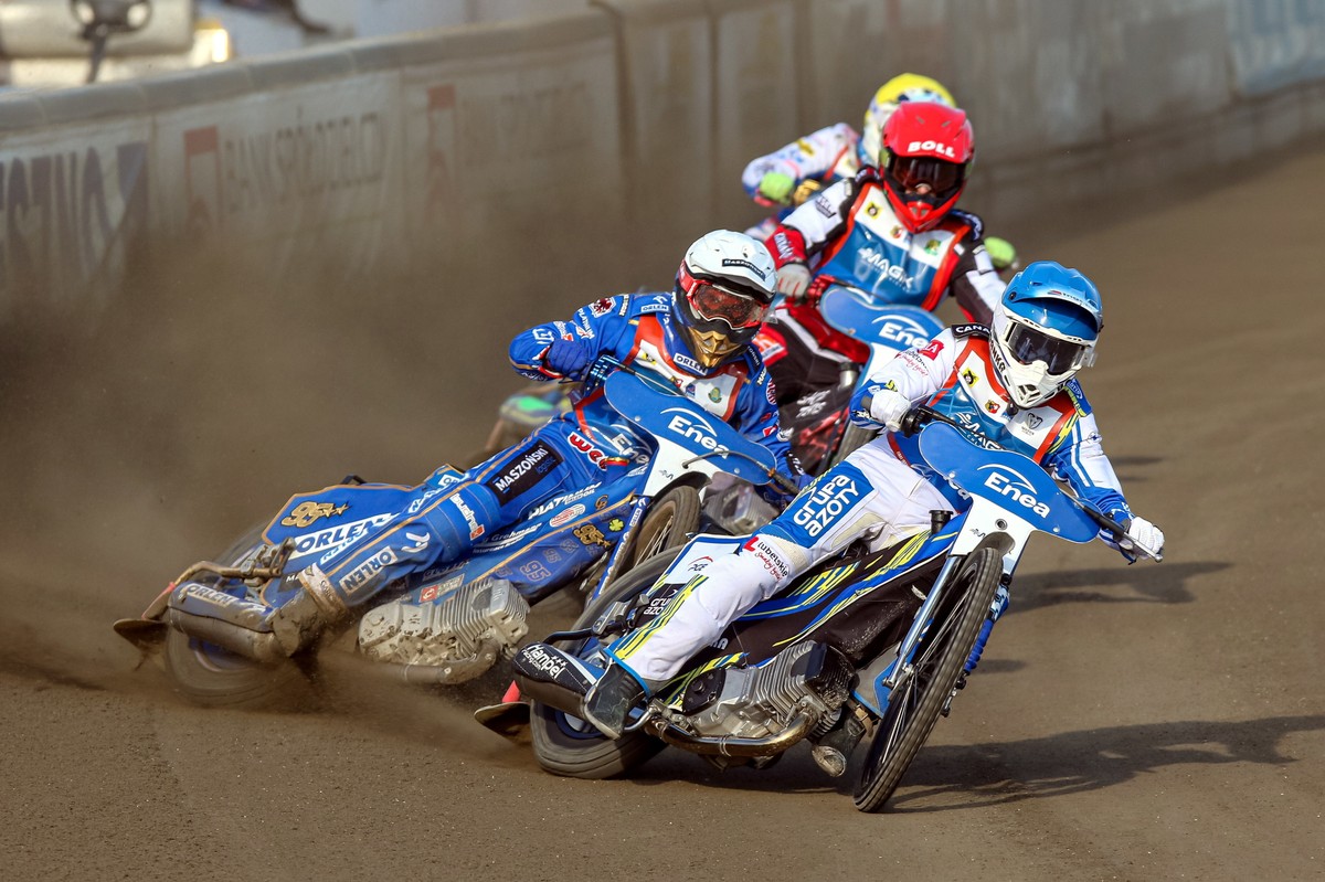 Zawodnik klubu Eltrox Włókniarz Częstochowa Kacper Woryna (kask czerwony), Jarosław Hampel (niebieski) z Motoru Lublin, Marcin Nowak (żółty) z ekipy Orzeł Łódź i reprezentujący ekipę Moje Bermudy Stal Gorzów Wlkp. Bartosz Zmarzlik (biały) podczas finału żużlowych indywidualnych mistrzostw Polski - 71. memoriał Alfreda Smoczyka