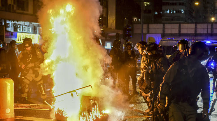 Már-már háborús jelenetek zajlanak Hongkong utcáin. A maszkos tüntetők rendőrökkel csapnak össze, és tüzeket gyújtanak /Fotó: MTI  EPA MIGUEL CANDELA