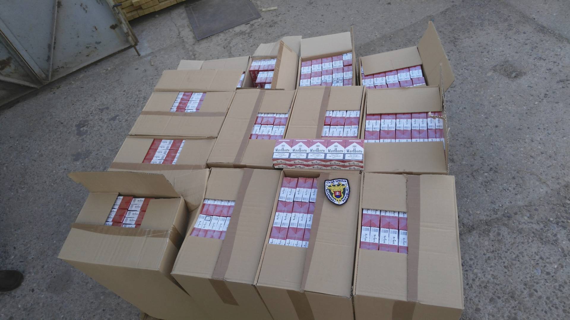 Colníci prekazili nelegálnu výrobu cigariet v leopoldovskej predajni reziva