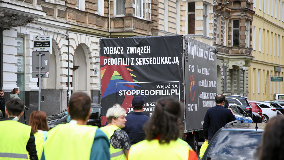Homofobiczne hasła na Marszu Równości. Policja zagłuszyła furgonetkę