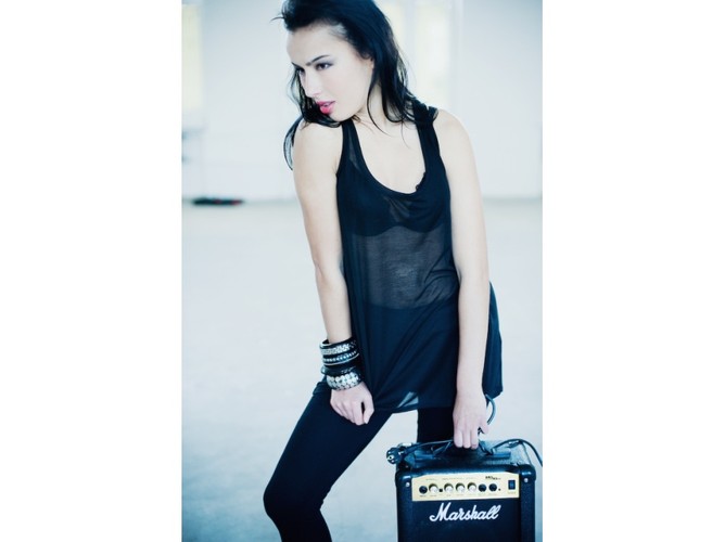 Gdy rock Ci w duszy gra, postaw na elektryzujące dodatki - stylizacja z wykorzystaniem akcesoriów marki Delamo