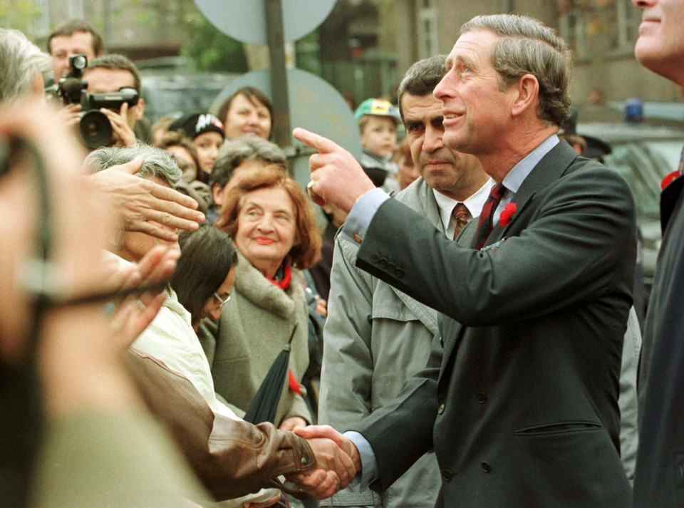 Książę Karol podczas spotkania z poddanymi, 1998 r.