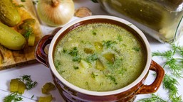 zupa ogórkowa na żeberkach. wyrazista, kwaśna i dokładnie taka jak kie