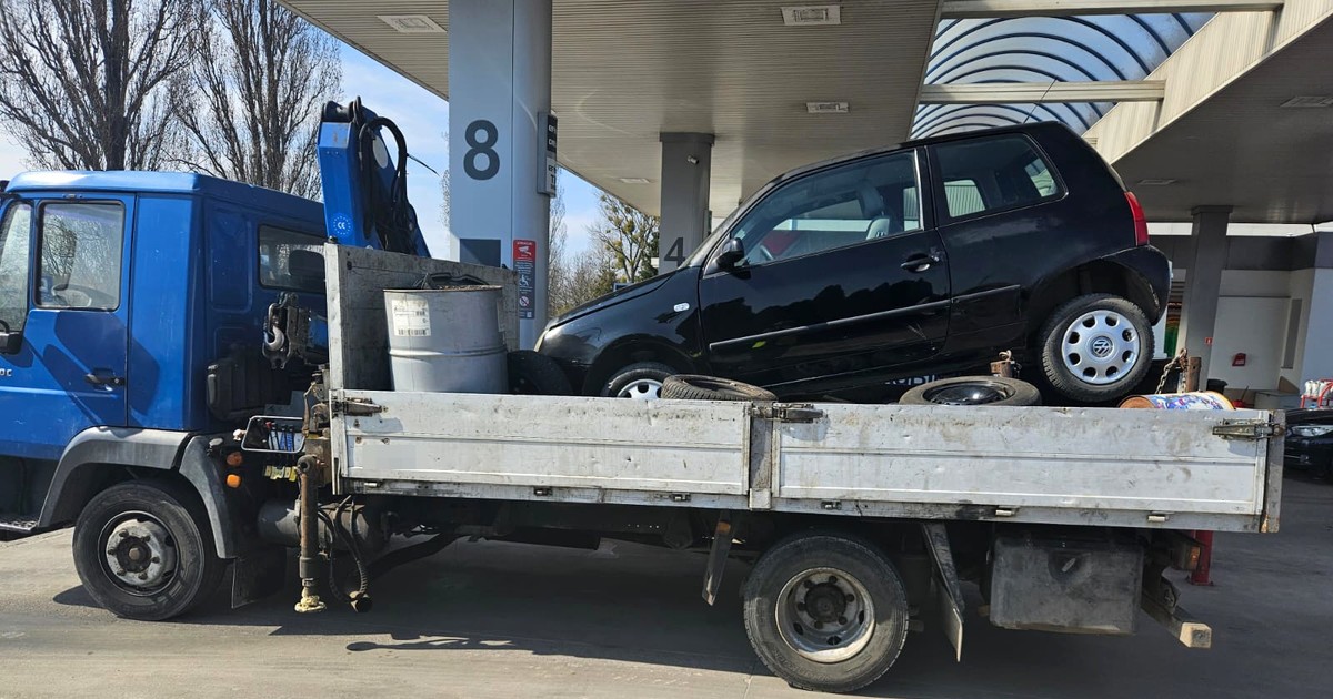 Wiózł samochód na ciężarówce. Nie mogli uwierzyć, czym go zabezpieczył