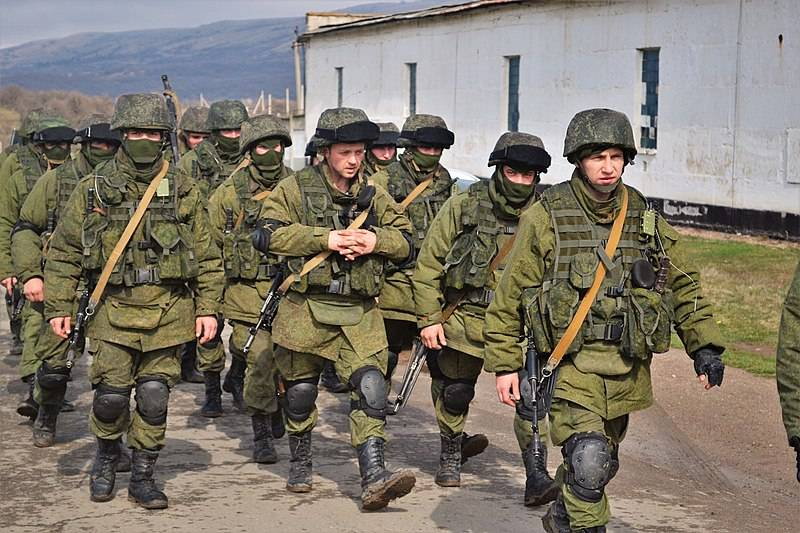 Rosyjscy żołnierze bez dystynkcji (tzw. zielone ludziki) przy ukraińskiej bazie wojskowej w Perewalne (9 marca 2014)