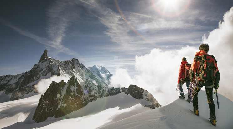 Vajon ezeknél a hegymászóknál a Mont Blanc-on van cyanométer? És, ha igen: miért? / Fotó: Getty Images