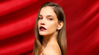 Palvin Barbara álomszép ruhában villantotta meg a mellbimbóját, mindenkit túlragyogott Victoria Beckham divatbemutatóján