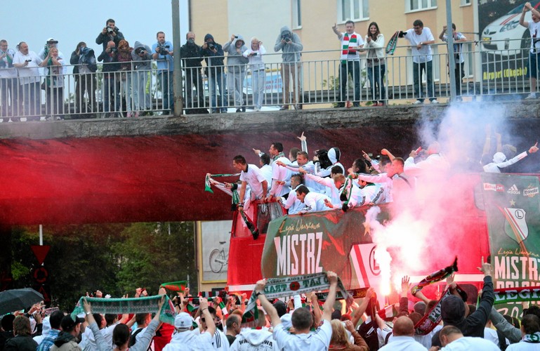 Tak legioniści fetowali mistrzostwo na ulicach Warszawy