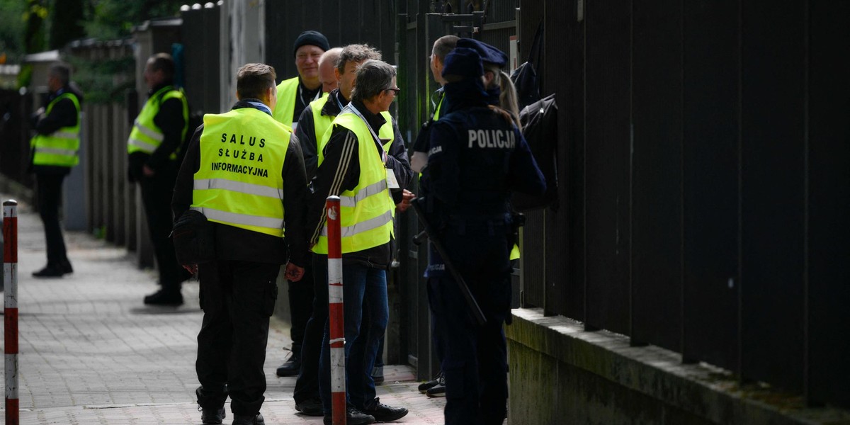 W sobotę przed budynkiem w Warszawie, który Rosjanie uważają za swoją własność, zaroiło się od służb i ochrony.