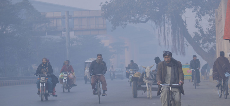 Katastrofalny smog i tysiące chorych. Władze zamknęły szkoły