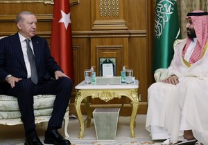 Turski predsednik Redžep Tajip Erdogan (levo) i saudijski prestolonaslednik Muhamed bin Salman (desno) imali su bilateralni sastanak pre potpisivanja pakta | Foto: Reuters