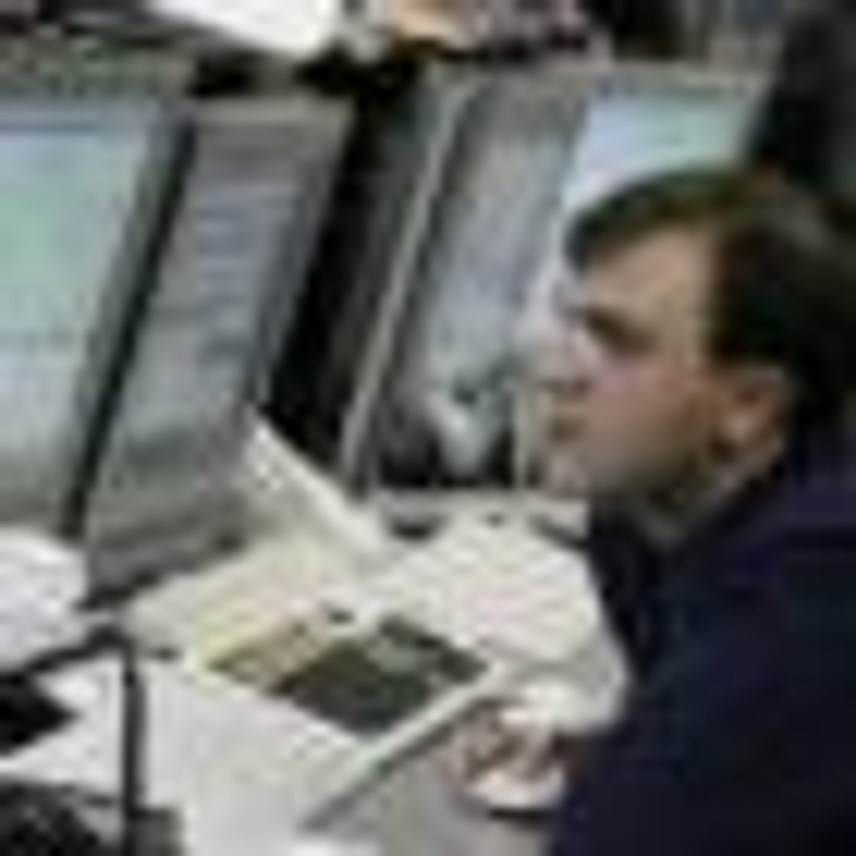 Makler royjskiej firmy Troyka Trading Company w Moskwie śledzi notowania akcji. Fot. Bloomberg