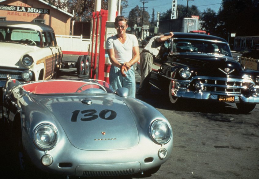 James Dean na stacji benzynowej ze swoim srebrnym Porsche 550 Spyder na kilka godzin przed śmiertelnym wypadkiem