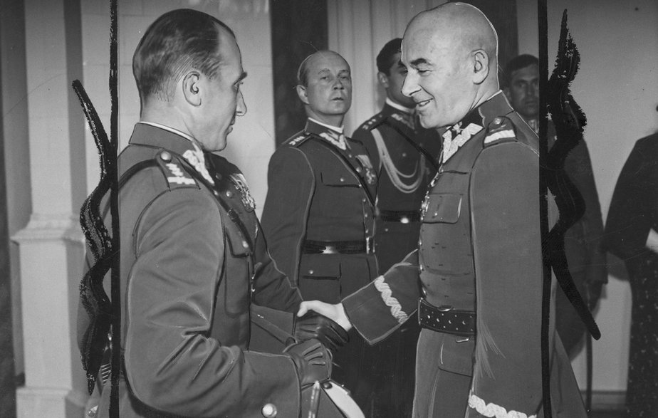 1938 r. Płk Edward Godlewski (z lewej) wręcza marszałkowi Edwardowi Rydzowi-Śmigłemu odznakę 14. Pułku Ułanów Jazłowieckich