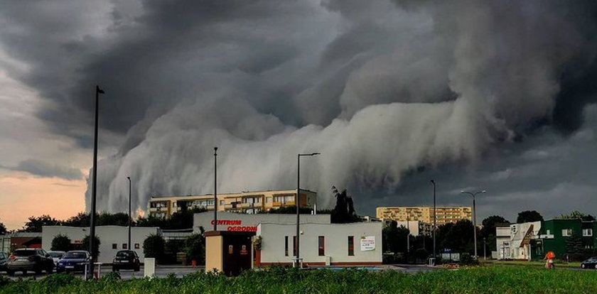 Kolejny dzień burze nękają Polskę. Przerażające zdjęcia z Torunia. Taki pogodowy koszmar pojawił się nad miastem