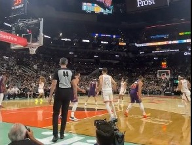 Jeremy Sochan trafia za "trzy" w meczu z Phoenix Suns