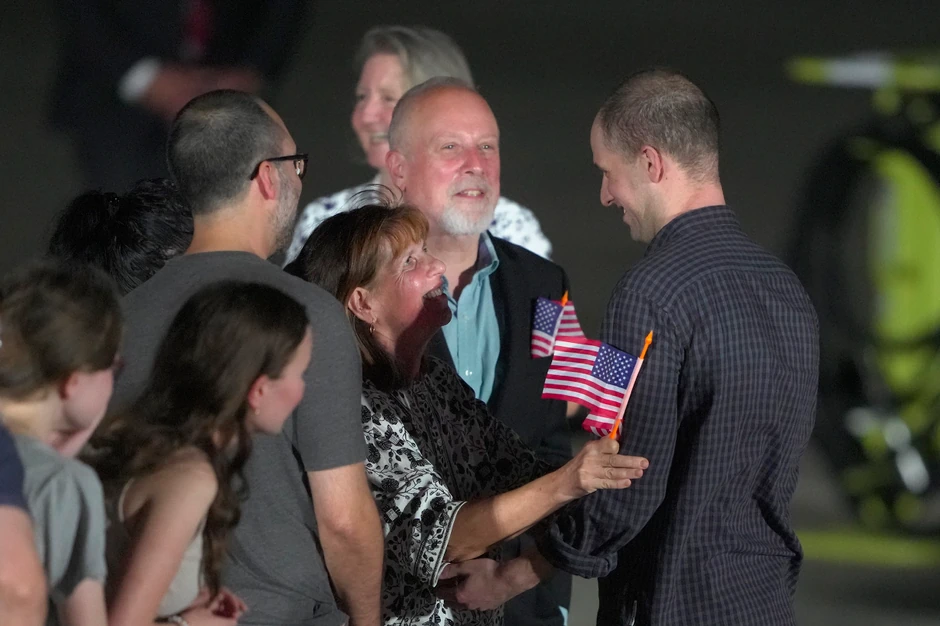 Evan Gerškovič sa majkom nakon povratka u SAD