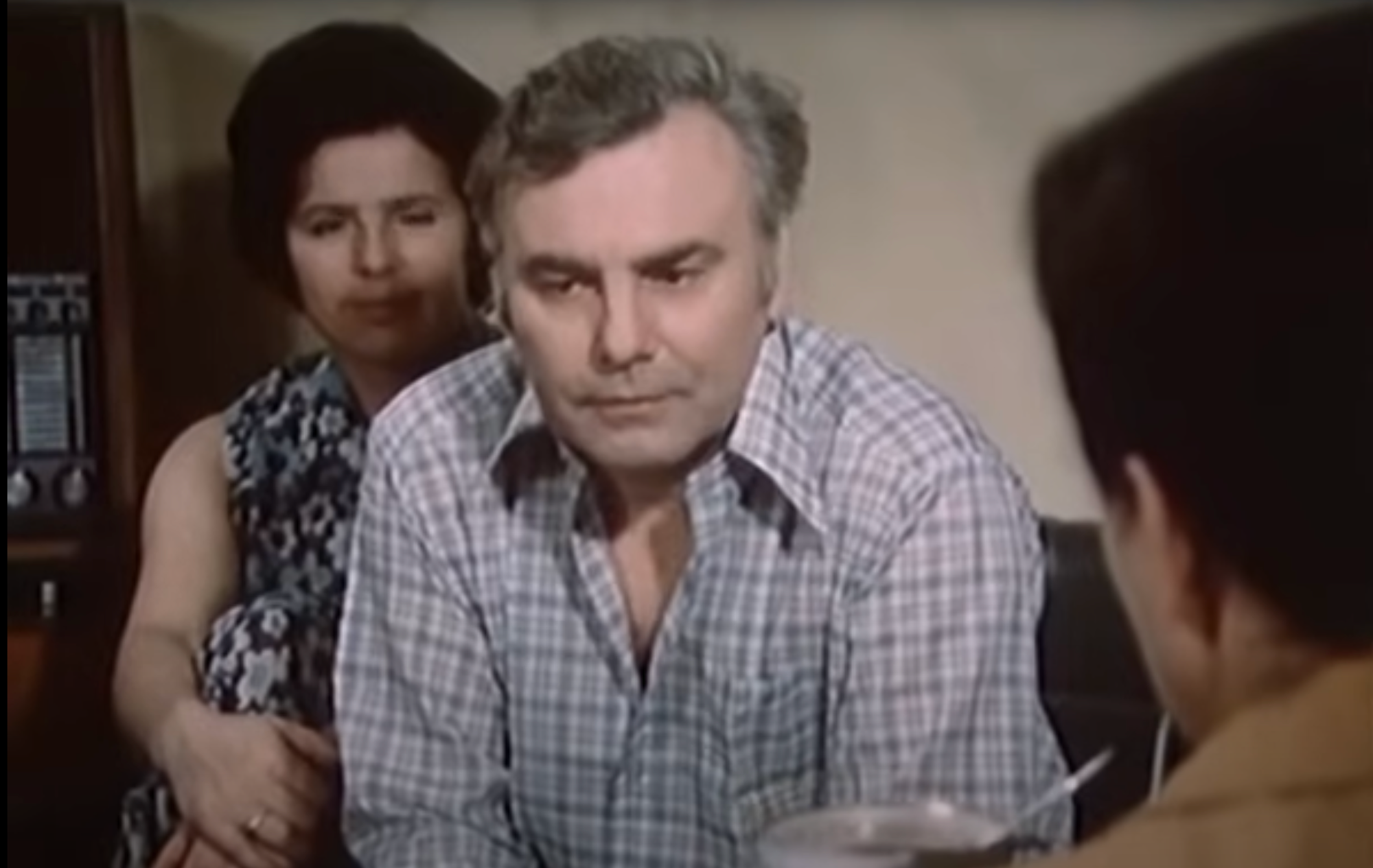 Český herec Petr Haničinec s Jiřinou Švorcovou v seriáli Žena za pultem. 