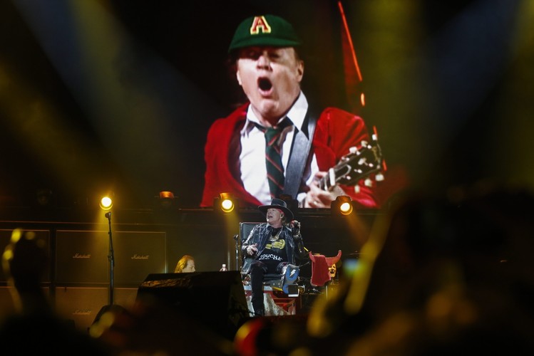 Axl Rose zadebiutował w roli wokalisty AC/DC