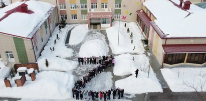 Dzieci z hospicjum stały na mrozie. Pokazywały haniebny znak chwalący wojnę Putina