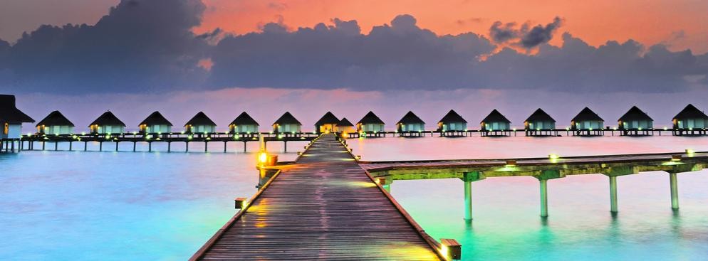 8. Malediwy
<br><br>
Kiedy najlepiej jechać: październik-luty<br><br>
Ceny biletów na Malediwy: ok. 2250 zł<br><br>

Odkąd na Malediwach pozwolono na otwieranie rodzinnych pensjonatów, które tworzą coraz większą bazę noclegową obok super-luksusowych wysp resortów, zaczęły być one bardziej przystępne dla większej liczby podróżnych. Dziś nie trzeba być już krezusem, żeby móc godzinami obserwować magiczny świat tutejszej rafy koralowej, wygrzewać się na bieluśkim piasku i zajadać świeżo wyłowionymi rybami i zerwanymi z drzewa tropikalnymi owocami. Polacy są jednymi z tych, którzy najprędzej zdali sobie z tego sprawę i zaczęli odwiedzać ten wyspiarski raj na Oceanie Indyjskim. W 2016 roku aż 50% wzrosła liczba podróżnych z Polski w tym kierunku.