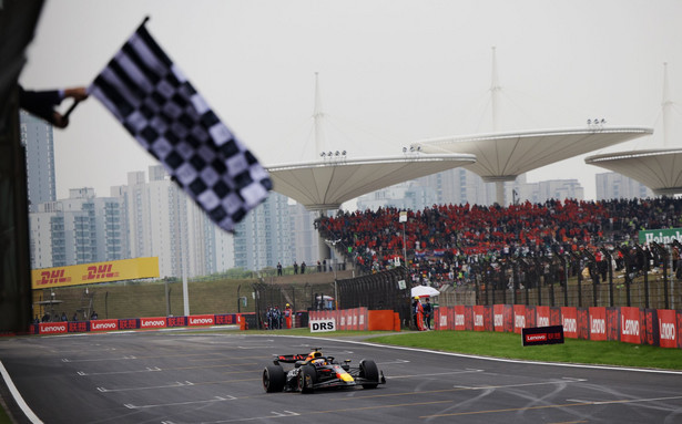 Max Verstappen na mecie wyścigu w Szanghaju