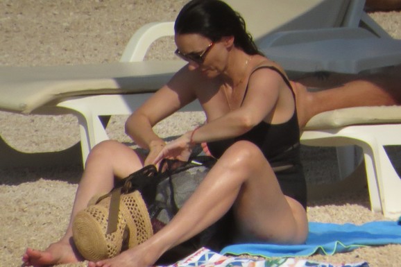 OVAJ DETALJ SA SEBE NIKAD NE SKIDA Sloboda Mićalović na plaži sa nemarno raspuštenom kosom: IZGLEDA BOLJE NEGO PRE 20 GODINA, nosi kupaći na jedno rame (FOTO)
