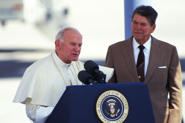 Papież Jan Paweł II podczas spotkania z prezydentem USA Ronaldem Reagnem w Miami. 10.09.1987 fot. zuma/newspix.pl