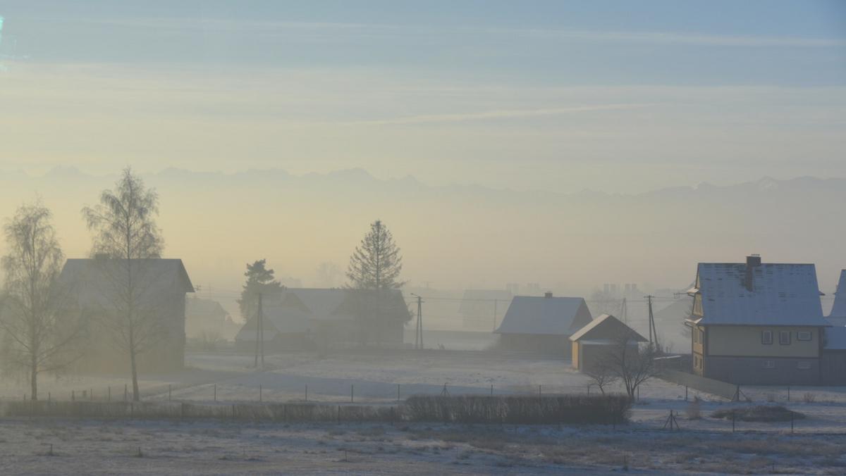Nowy Targ spowity smogiem. Zdjęcie z grudnia 2020 r.