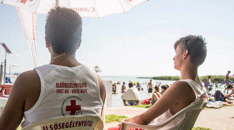 Fiatal önkéntesek a Balaton partján /Fotó: Csordás Ádám - Magyar Vöröskereszt