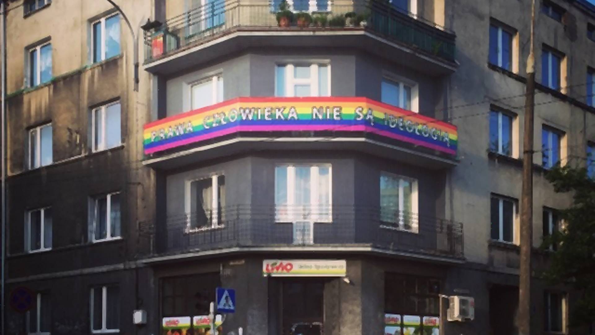 "Wywieś flagę, daj odwagę". Boisz się wyrazić solidarność z LGBT+? Zobacz, jak zrobili to inni